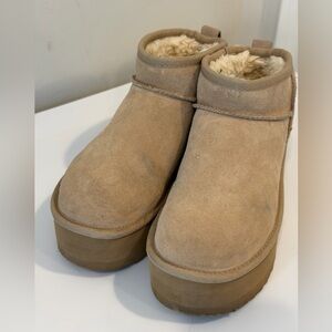 Ugg Women’s platform ankle boots size 6 in sand